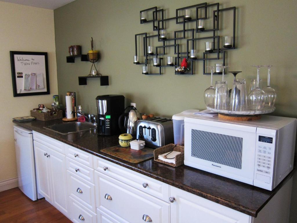 Twin Pines Bed And Breakfast Peterborough Exterior foto